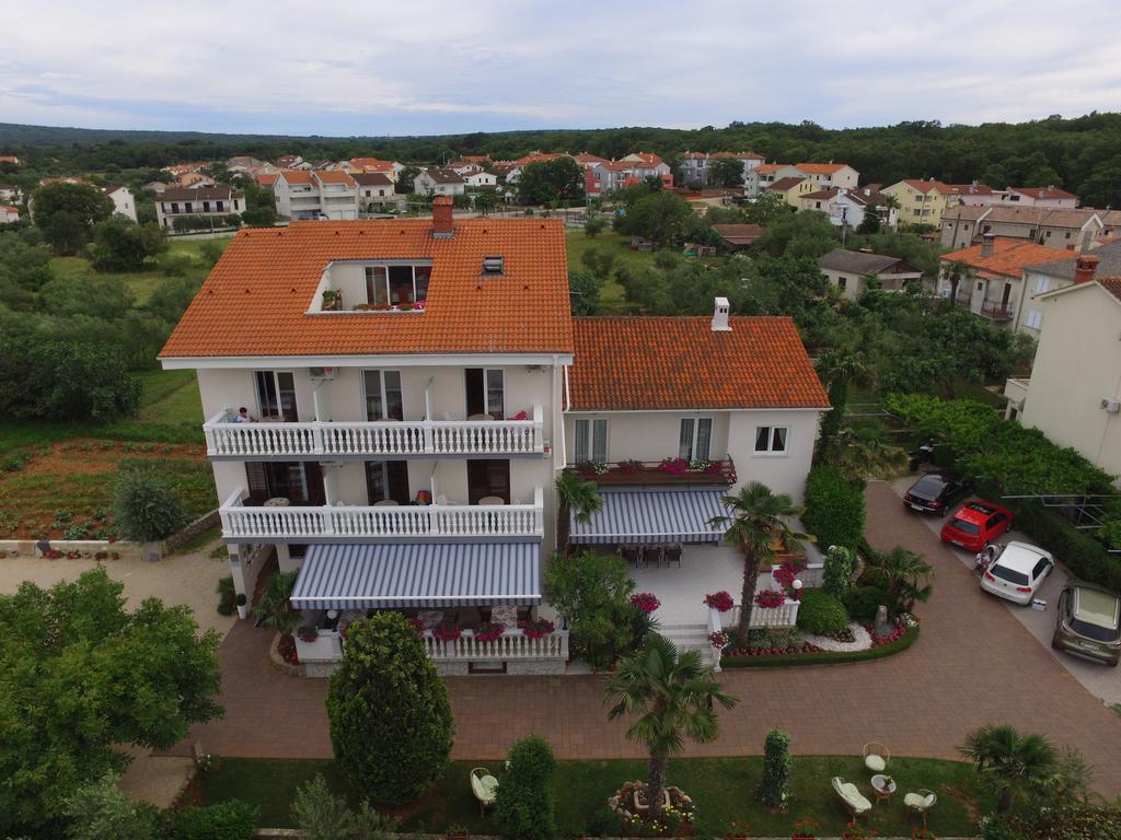 Guest House Katarina Malinska Eksteriør billede